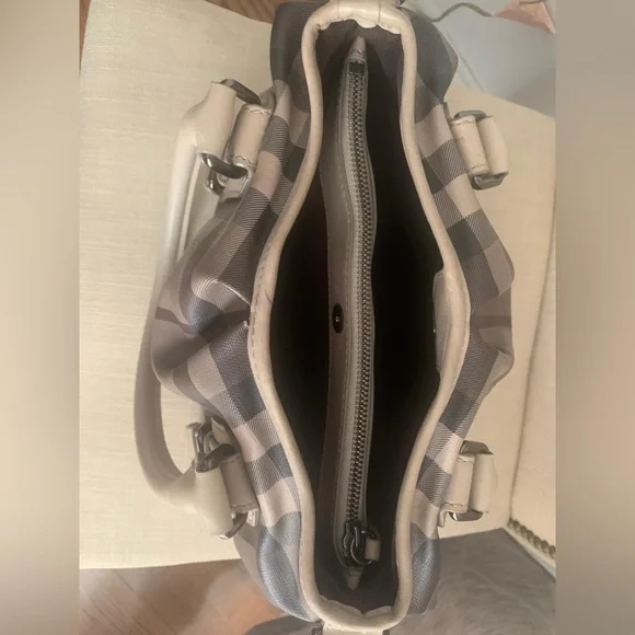 Burberry purse. - Picture 4 of 4